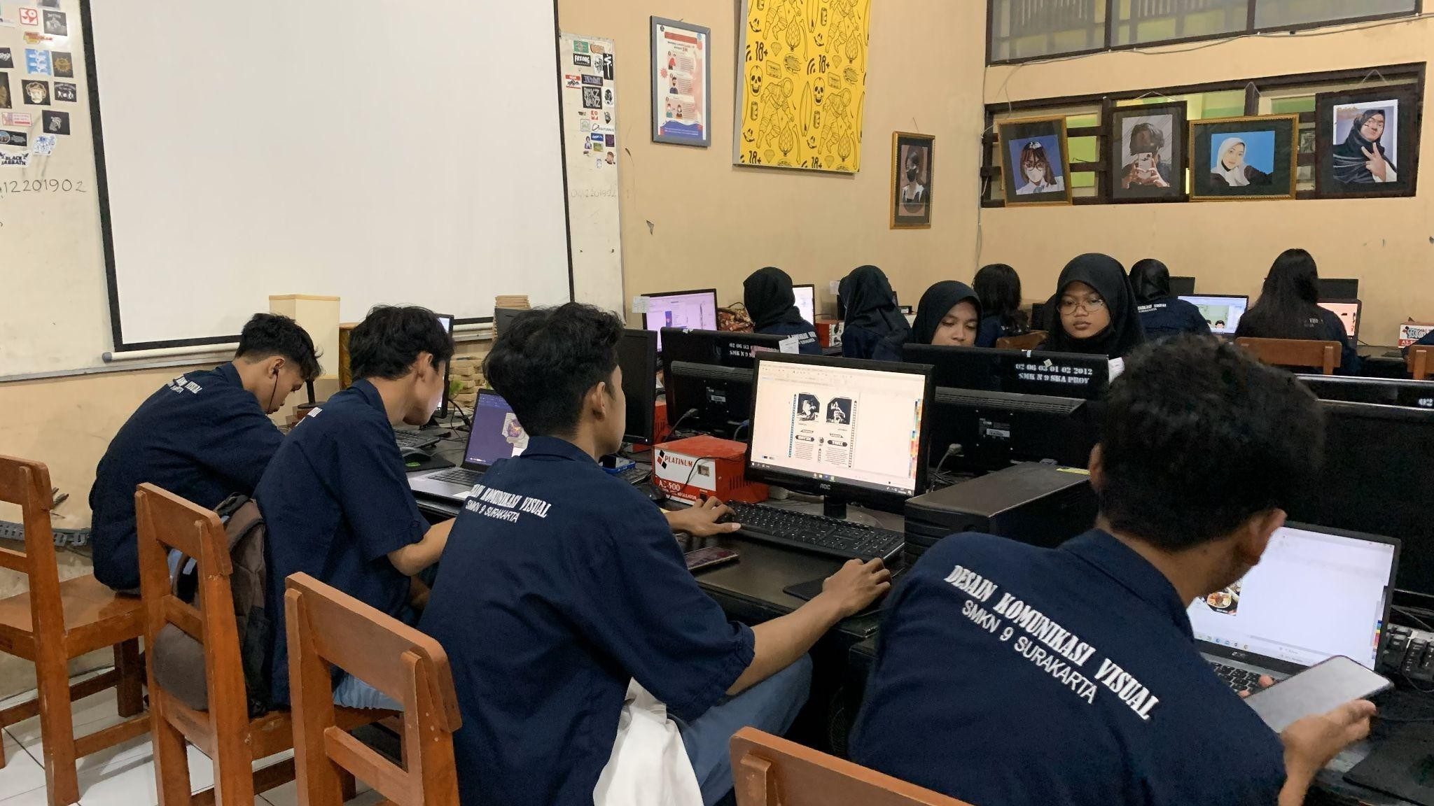 Prodi Desain Komunikasi Visual DKV UNS Adakan Workshop Metode Visual Branding Bagi Siswa